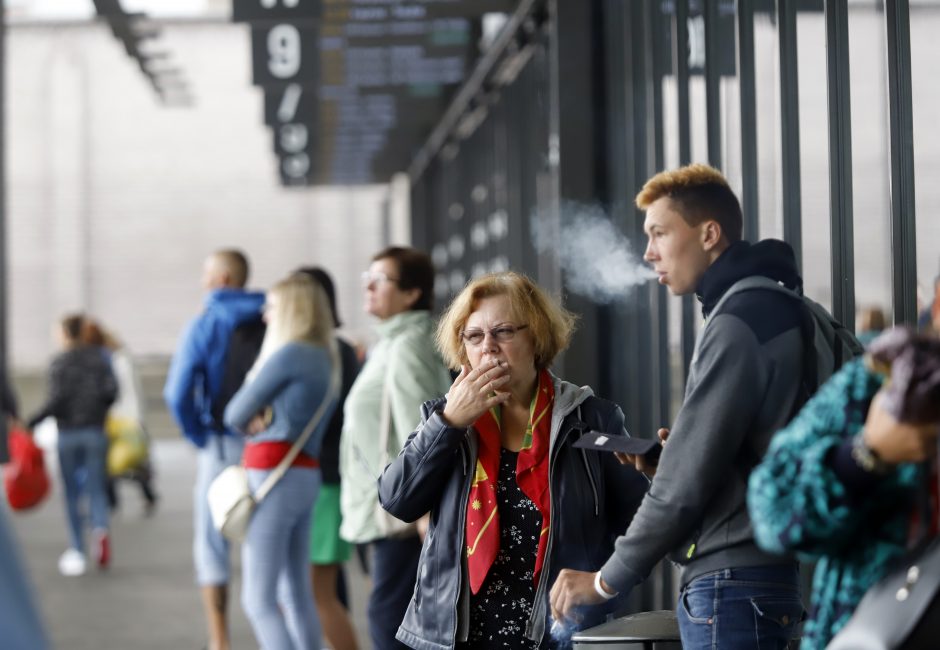 Širsta ant rūkalių Kauno autobusų stotyje: ar čia jokios taisyklės negalioja?