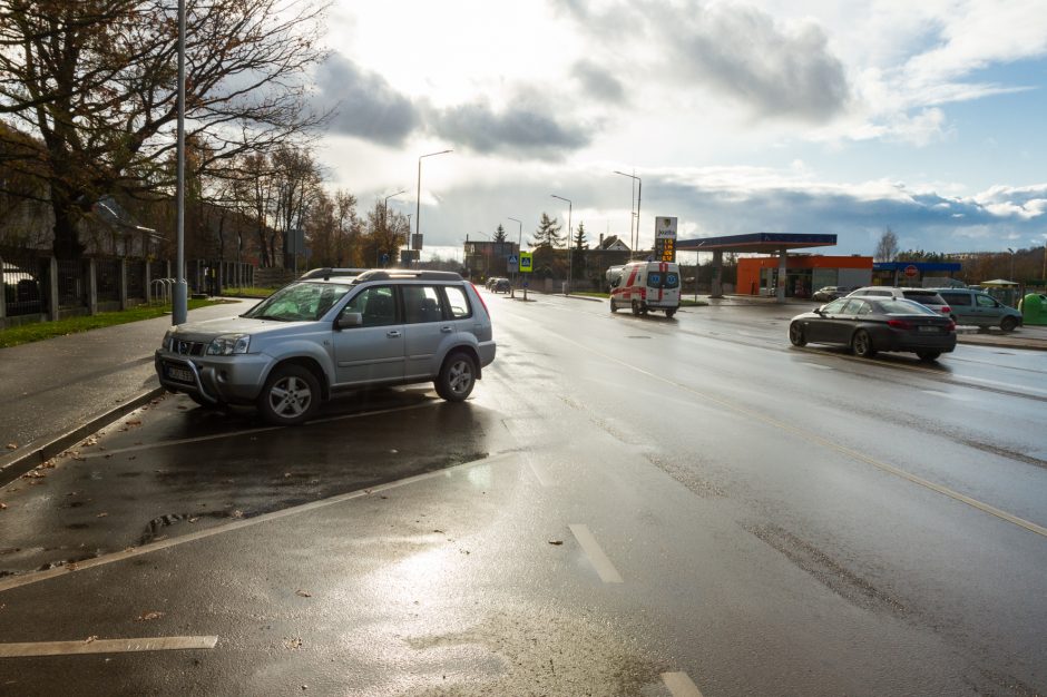 Kauniečiai susierzinę: neįmanoma išvažiuoti iš Eigulių kapinių