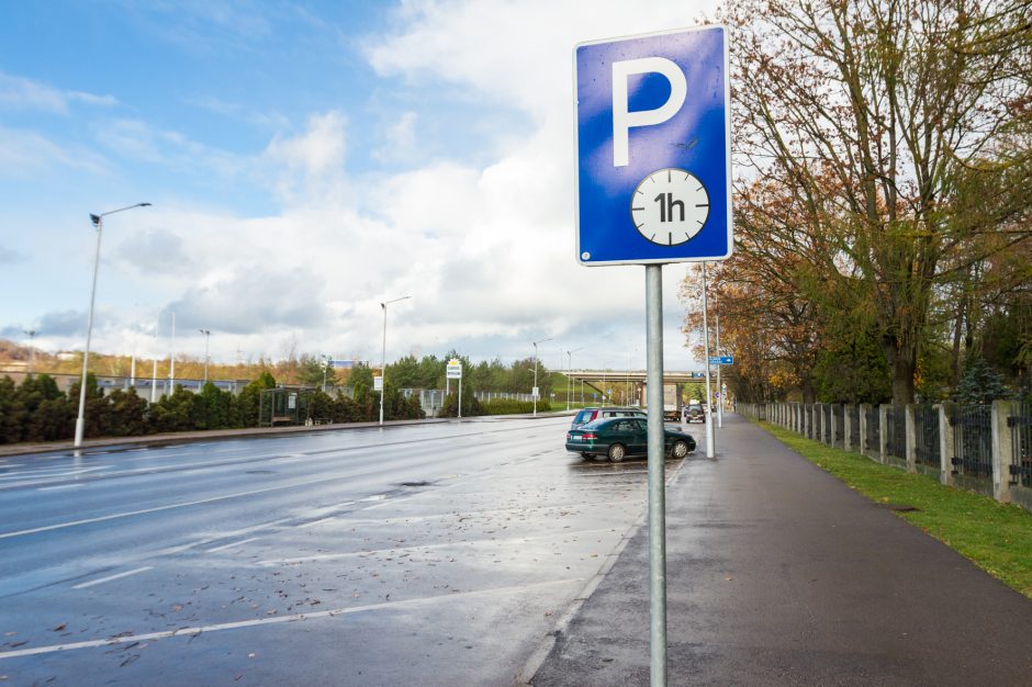 Kauniečiai susierzinę: neįmanoma išvažiuoti iš Eigulių kapinių