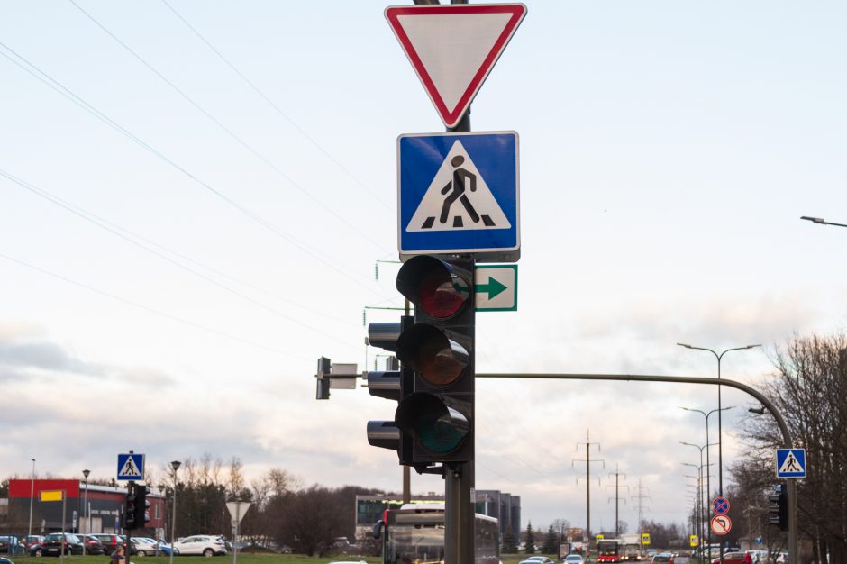 Kauno sankryžose jau kabinamos žaliosios rodyklės