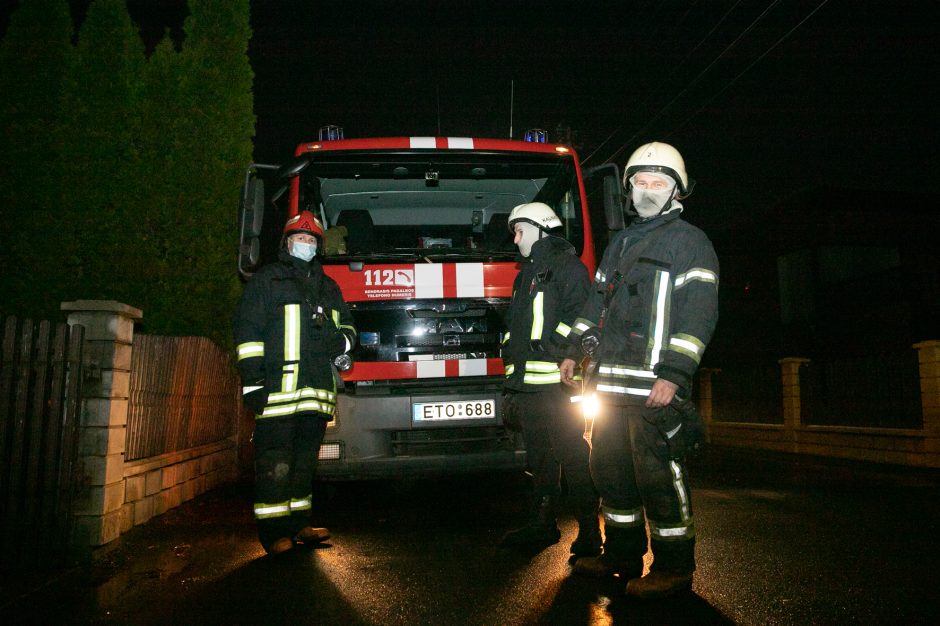 Šančiuose užsiliepsnojo gyvenamasis namas, žmonės spėjo evakuotis