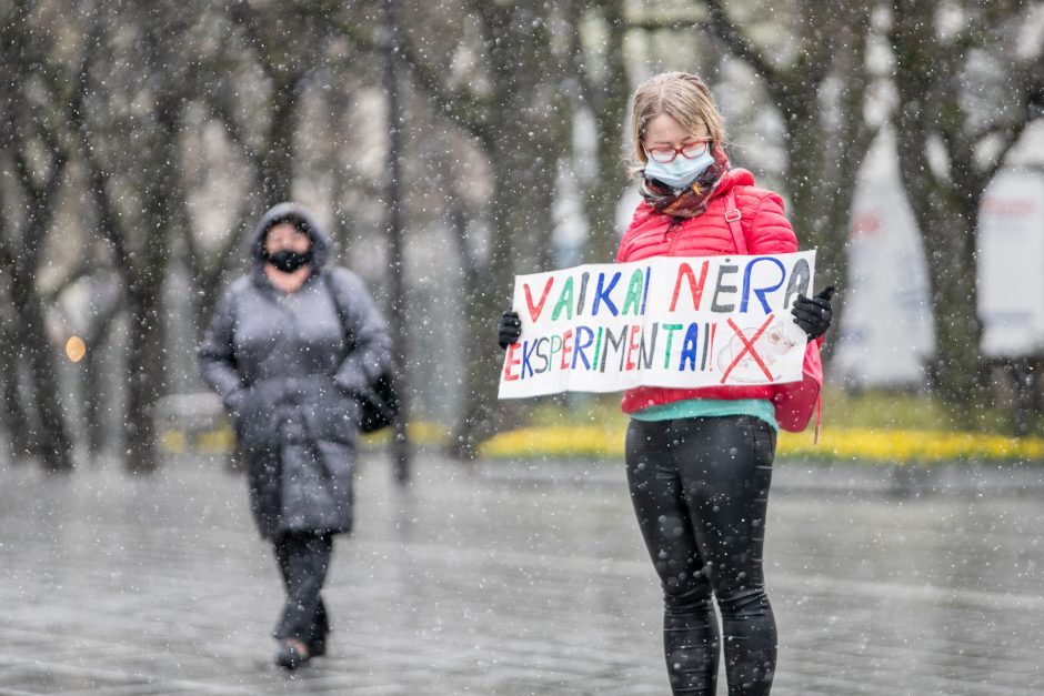 Tėvai protestuoja prieš vaikų testavimą: „Mokykla – ne laboratorija“