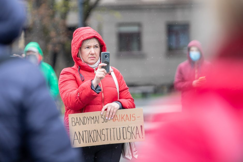 Tėvai protestuoja prieš vaikų testavimą: „Mokykla – ne laboratorija“