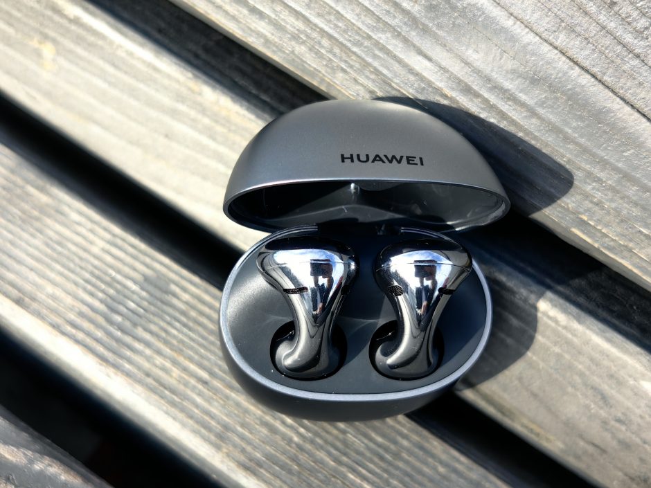 Išmaniosios ausinės, kurios simbolizuoja ateitį: „Huawei FreeBuds 5“ apžvalga