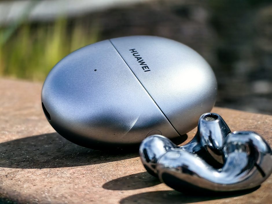 Išmaniosios ausinės, kurios simbolizuoja ateitį: „Huawei FreeBuds 5“ apžvalga