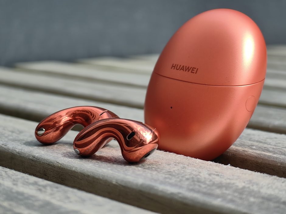 Išmaniosios ausinės, kurios simbolizuoja ateitį: „Huawei FreeBuds 5“ apžvalga