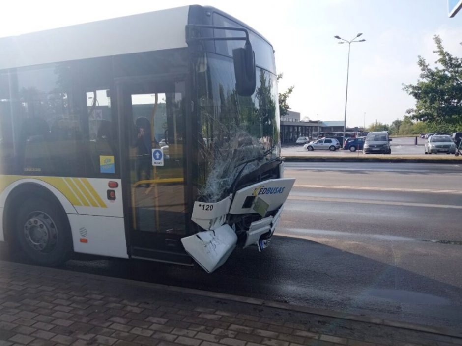 Sutrikus vairuotojo sveikatai, nevaldomas autobusas rėžėsi į BMW: yra sužalotų