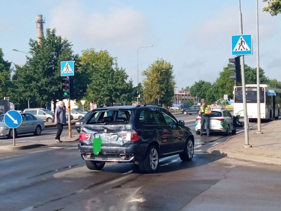 Sutrikus vairuotojo sveikatai, nevaldomas autobusas rėžėsi į BMW: yra sužalotų