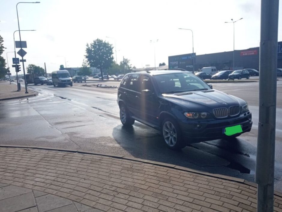 Sutrikus vairuotojo sveikatai, nevaldomas autobusas rėžėsi į BMW: yra sužalotų