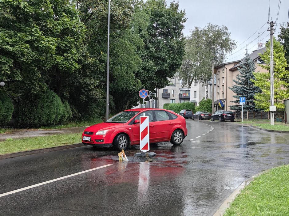 Vaizdas po kapitalinio gatvės remonto: ties sankryža vėl atsivėrė smegduobė