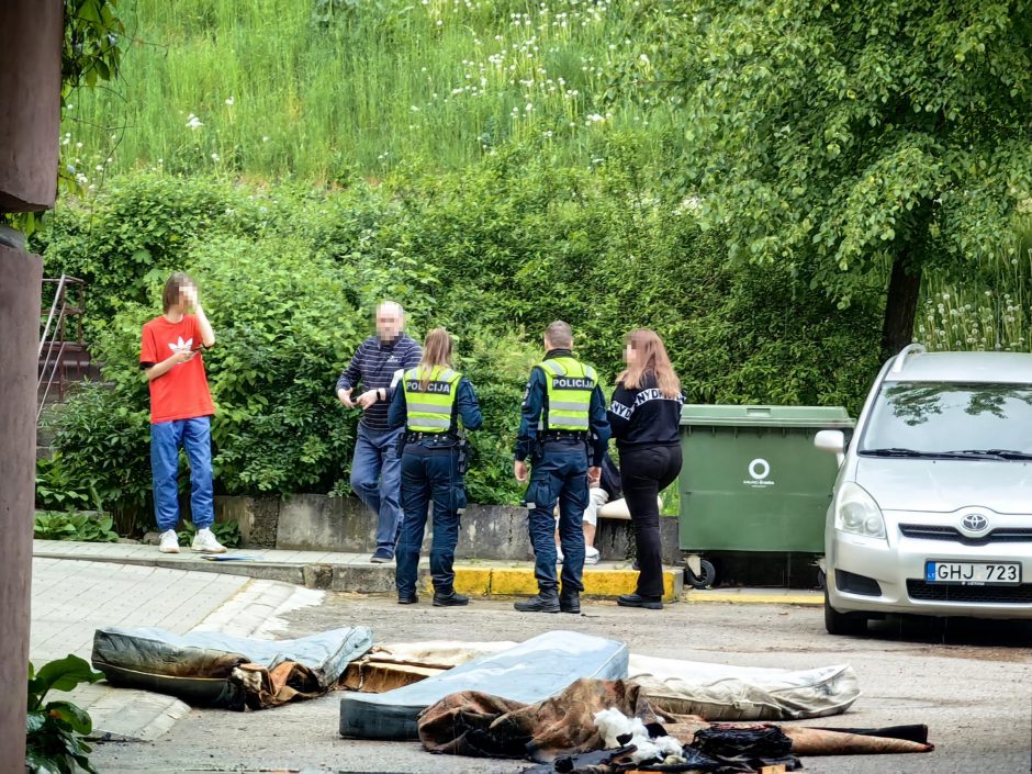 Specialųjų tarnybų aliarmas neeilinių pratybų fone: galimai karo išsigandusią senolę spėta išgelbėti