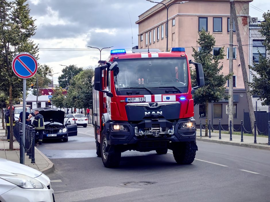 Užfiksavo: „Mercedes-Benz“ virto ugnies fakelu