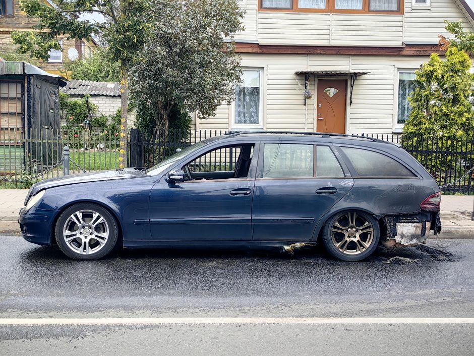 Užfiksavo: „Mercedes-Benz“ virto ugnies fakelu