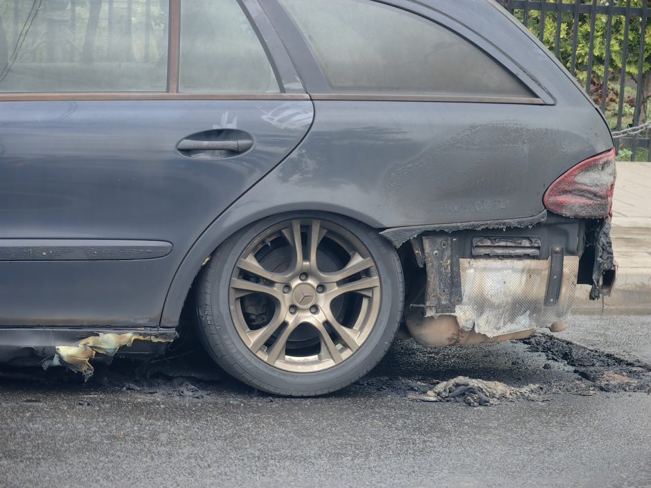 Užfiksavo: „Mercedes-Benz“ virto ugnies fakelu