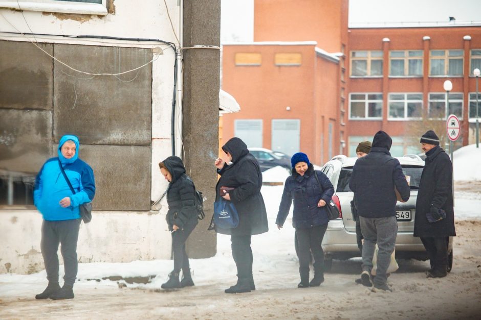 Vyras šokiruotas: į „Maisto banką“ atsiimti maisto davinių – ir prabangiais, ir taksi automobiliais