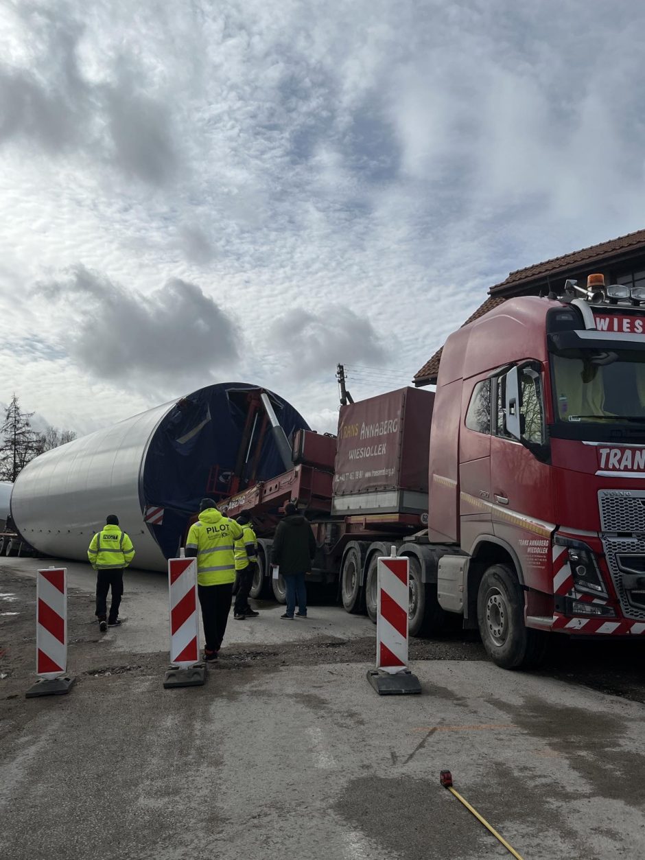 Nelaimė Veiviržėnuose: išvirto vėjo jėgainių dalys