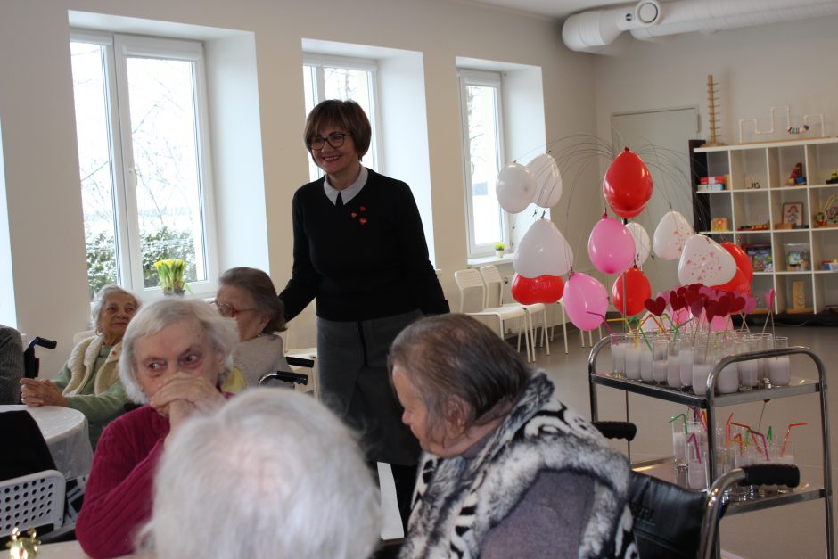 Kas turėtų padengti senjorų gyvenimo globos namuose kaštus?