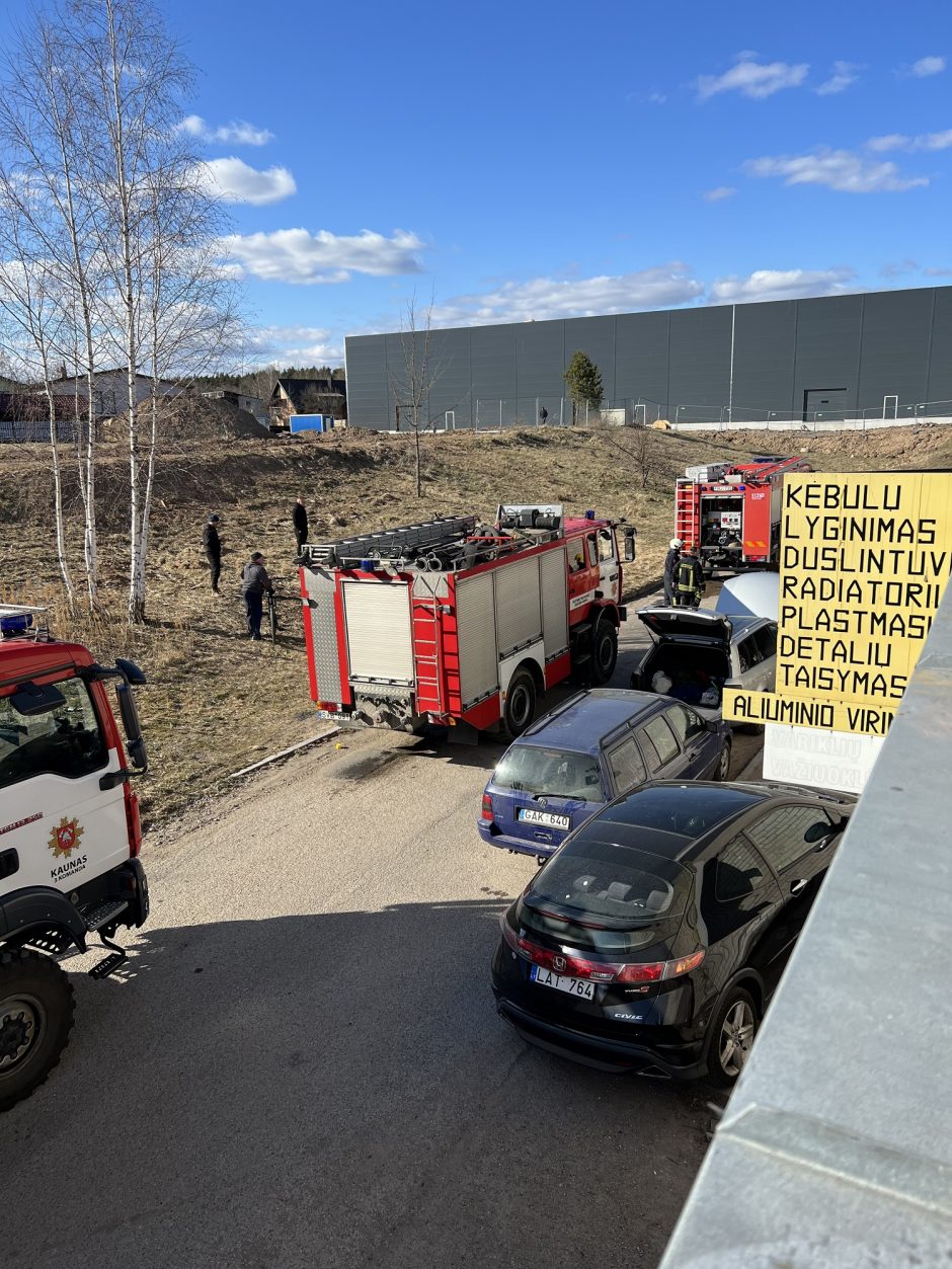 Gaisras Šiaurės prospekto garažuose: iš automobilio liko tik metalo krūva