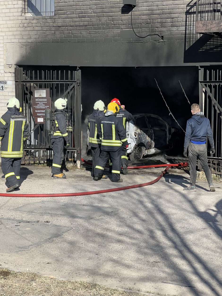 Gaisras Šiaurės prospekto garažuose: iš automobilio liko tik metalo krūva