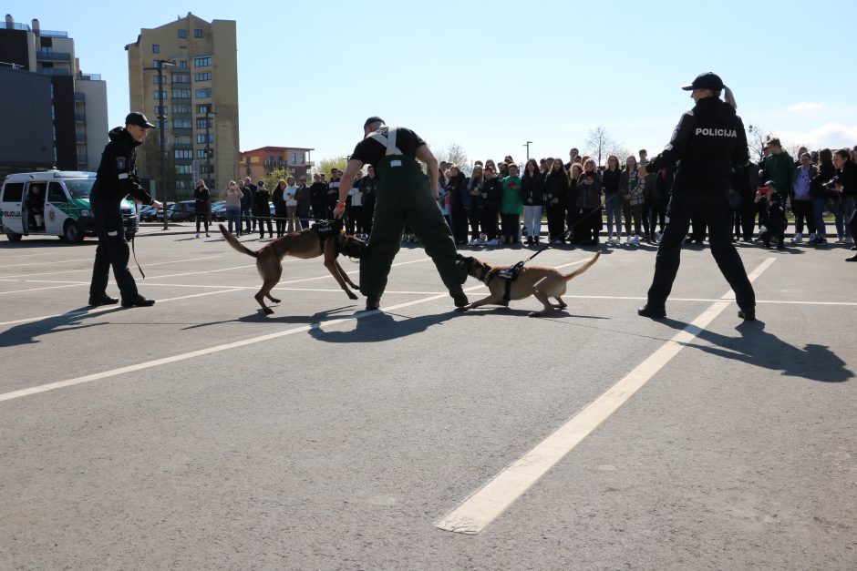 Po pertraukos Kauno policija vėl atvėrė duris moksleiviams