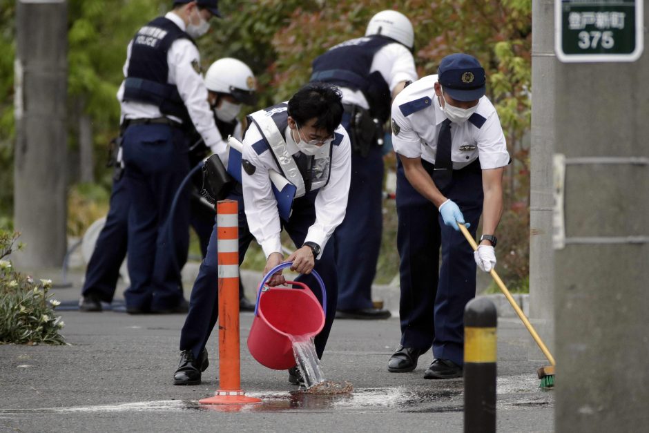 Japonijoje vyras peiliu užpuolė minią, žuvo du žmonės ir jis pats