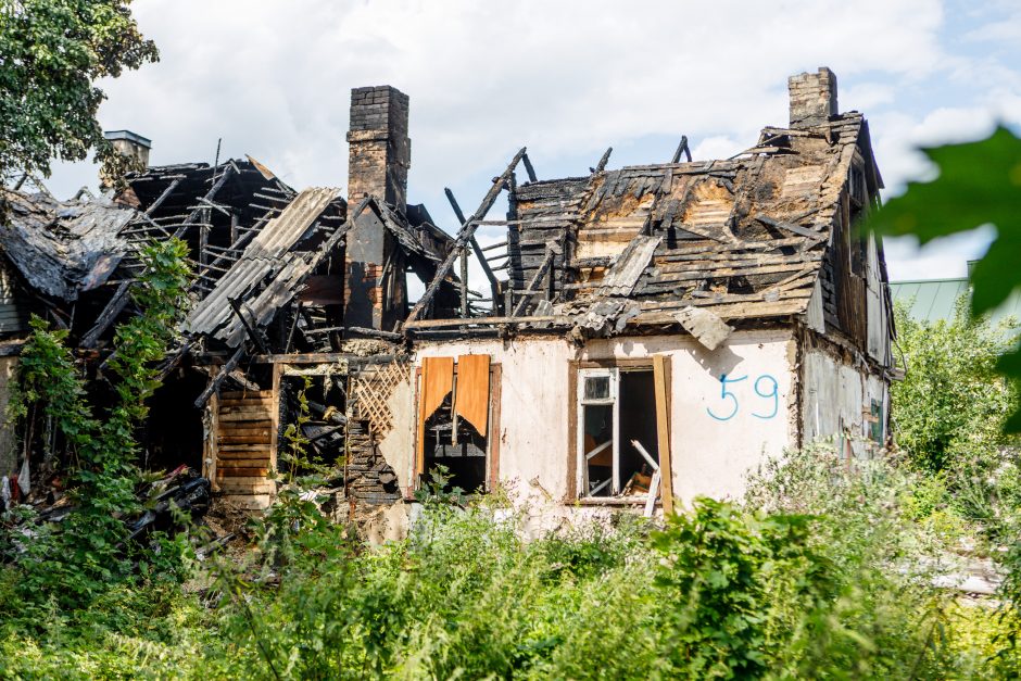 Žaliakalnyje – dar vienas naktinis medinuko gaisras 