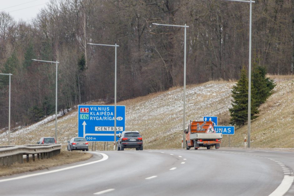 Šokas kelyje: iš važiuojančio sunkiasvorio automobilio ėmė kristi trinkelės