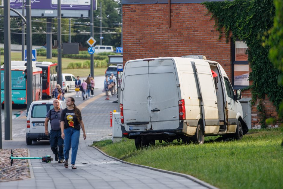 Stipri avarija Senamiestyje: paralyžiuotas eismas, yra sužeistų