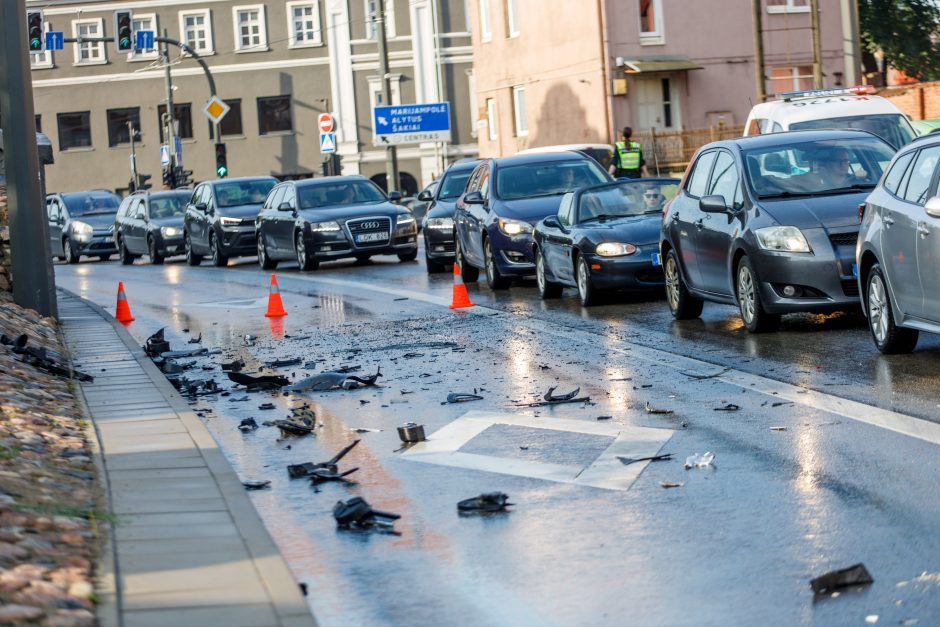 Avarijos Senamiestyje liudininkai: „Mercedes-Benz“ atskriejo dideliu greičiu