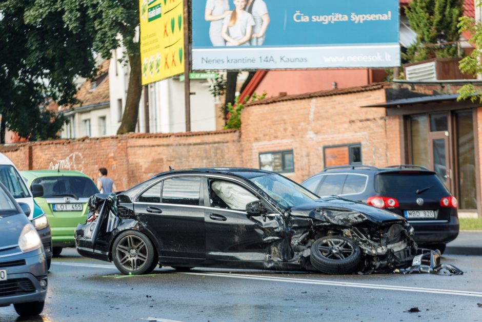 Stipri avarija Senamiestyje: paralyžiuotas eismas, yra sužeistų