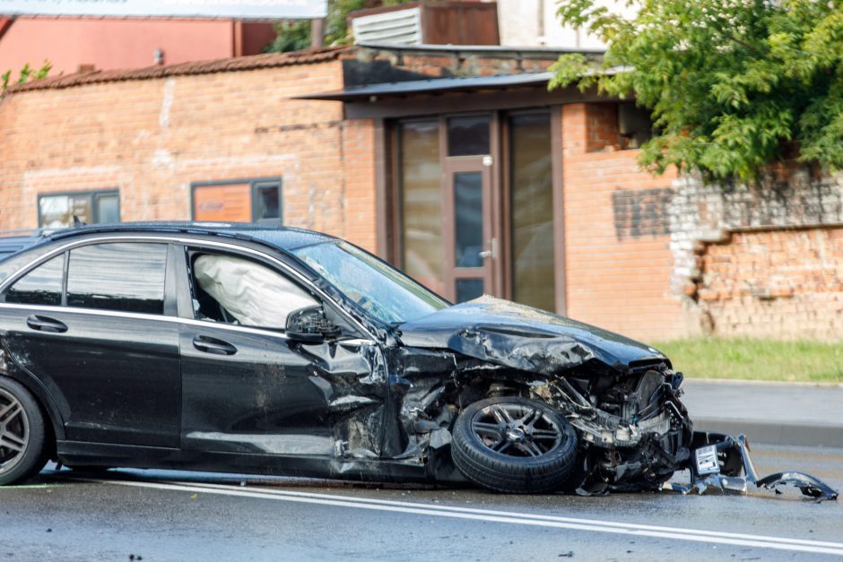 Avarijos Senamiestyje liudininkai: „Mercedes-Benz“ atskriejo dideliu greičiu