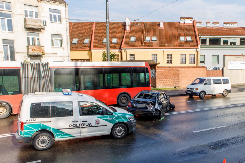 Stipri avarija Senamiestyje: paralyžiuotas eismas, yra sužeistų