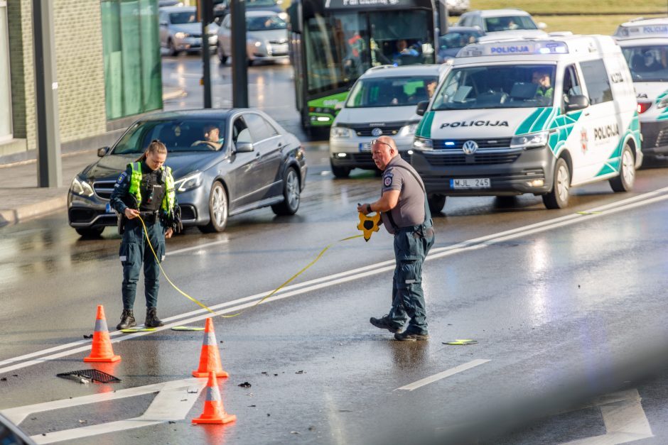 Avarijos Senamiestyje liudininkai: „Mercedes-Benz“ atskriejo dideliu greičiu