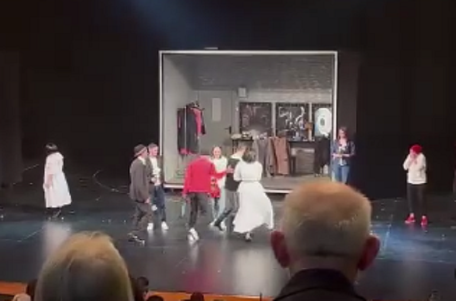 Rusijos teatro scenoje – sukrečiantis incidentas: protestuodamas aktorius griebėsi peilio