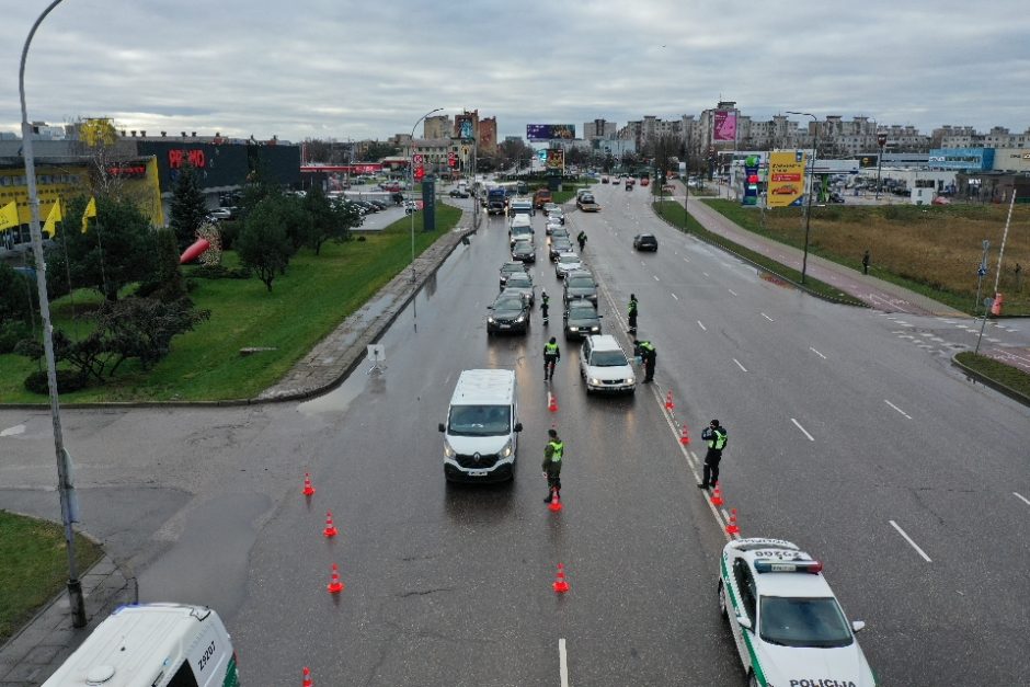 Kauno policija apibendrino: blokpostuose apgręžta tūkstančiai mašinų, nubausta šimtai pažeidėjų