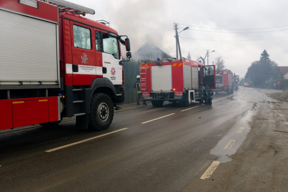 Didžiulis gaisras Aleksote: atvira liepsna degė du namai (vaizdo įrašas)