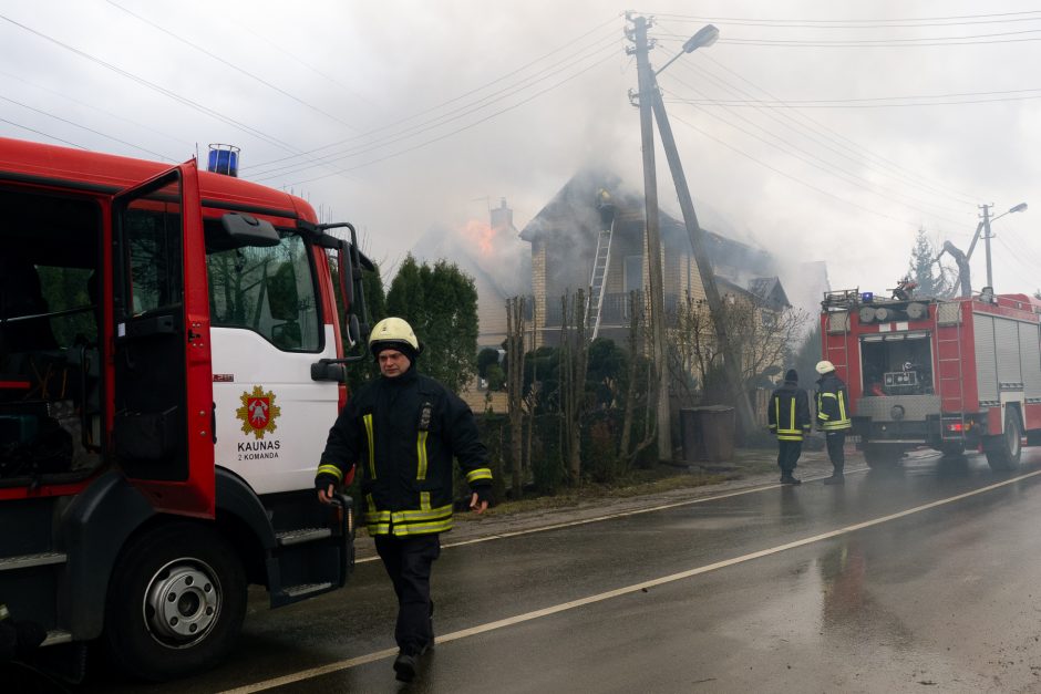 Didžiulis gaisras Aleksote: atvira liepsna degė du namai (vaizdo įrašas)