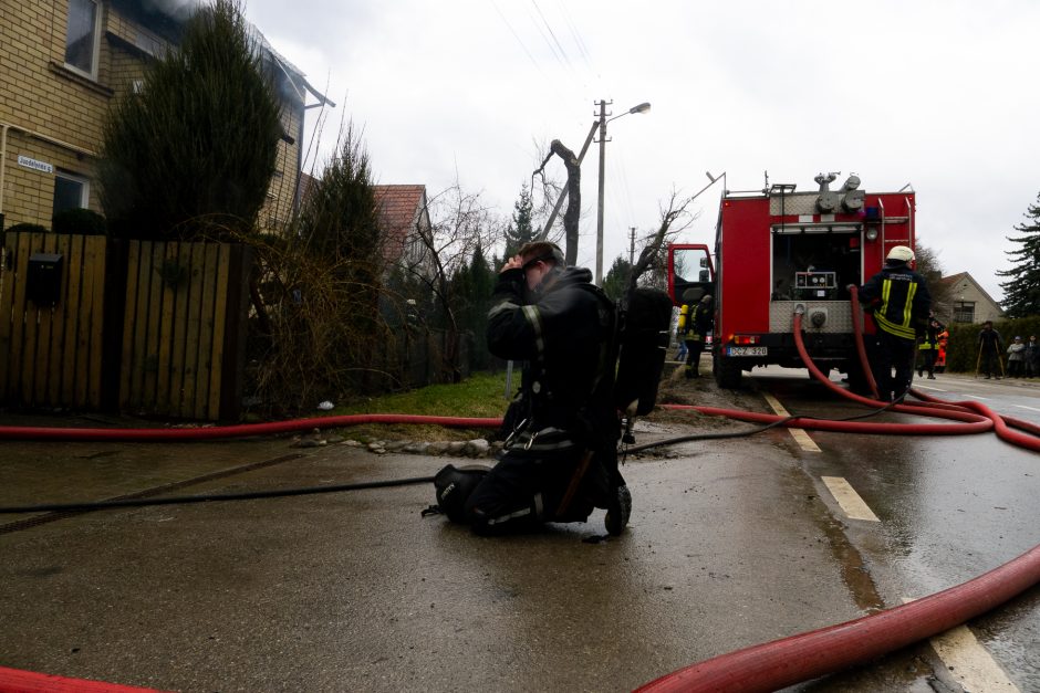 Didžiulis gaisras Aleksote: atvira liepsna degė du namai (vaizdo įrašas)