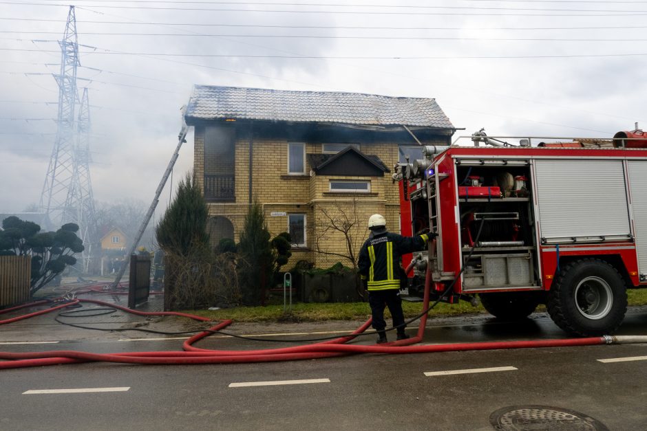 Didžiulis gaisras Aleksote: atvira liepsna degė du namai (vaizdo įrašas)