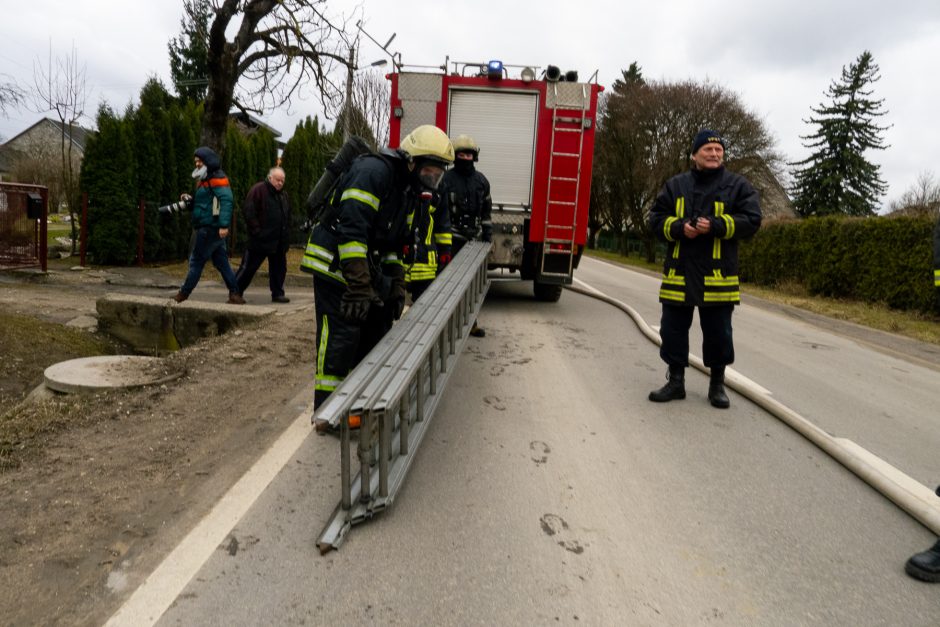 Didžiulis gaisras Aleksote: atvira liepsna degė du namai (vaizdo įrašas)