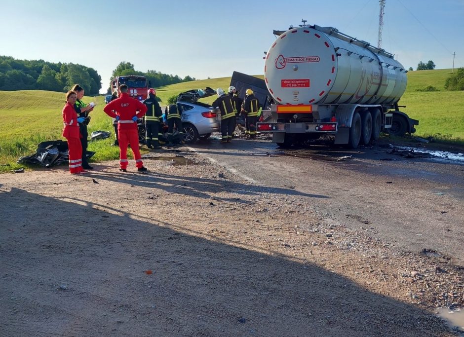 Šilalės rajone – kraupi avarija: prieš eismą lėkęs BMW rėžėsi į sunkvežimį, vairuotojas žuvo