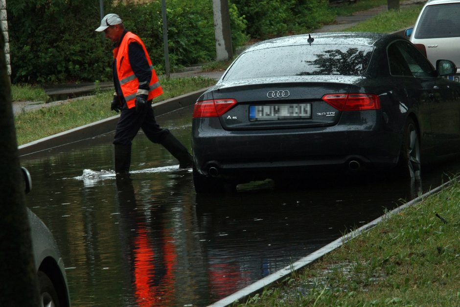 Karščių nualintas Kaunas sulaukė lietaus: apsėmė automobilius, skendo gatvės