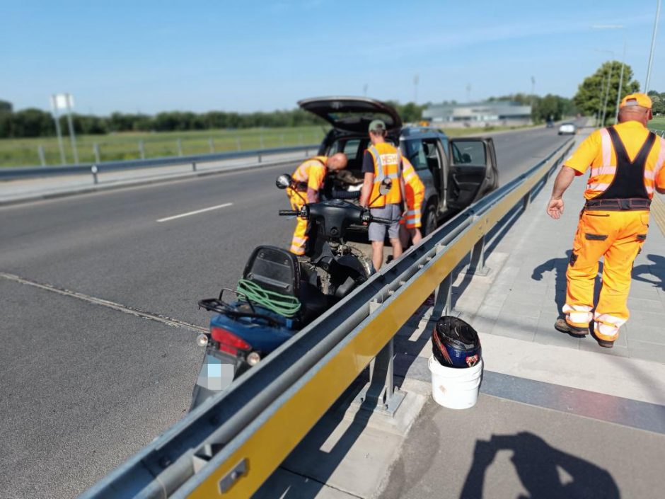 Skaudi nelaimė Kėdainiuose: motoroleris rėžėsi į kelininkų mašiną  