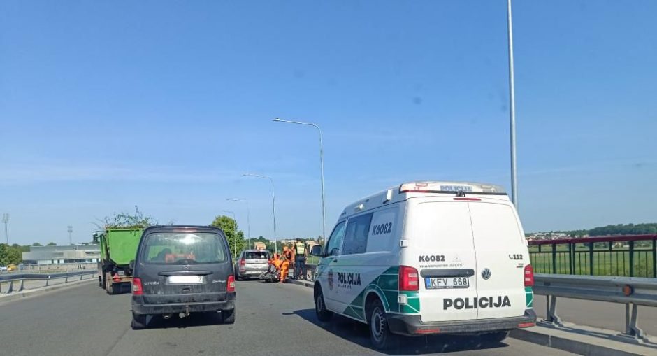 Skaudi nelaimė Kėdainiuose: motoroleris rėžėsi į kelininkų mašiną  