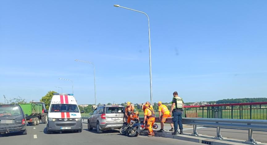 Skaudi nelaimė Kėdainiuose: motoroleris rėžėsi į kelininkų mašiną  