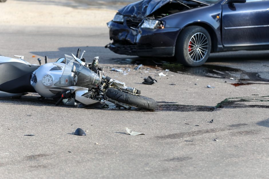 Aleksote susidūrė BMW ir mopedas: nukentėjo dviratę transporto priemonę vairavęs paauglys