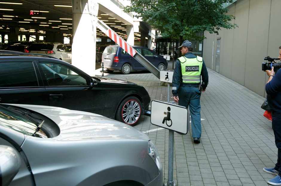 Girta automobilį neįgaliųjų vietoje stačiusi moteris kyšiu bandė išvengti atsakomybės