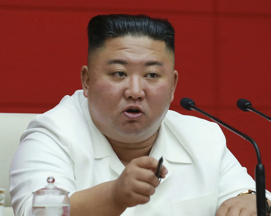 Pasklidus gandams dėl Kim Jong Uno sveikatos, jis pasirodė perspėti dėl COVID-19