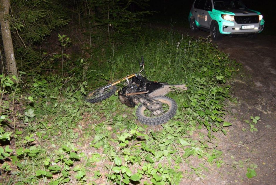 Tragedija Lazdijų rajone: rastas nuo kelio nulėkęs motociklas, šalia – negyvas motociklininkas