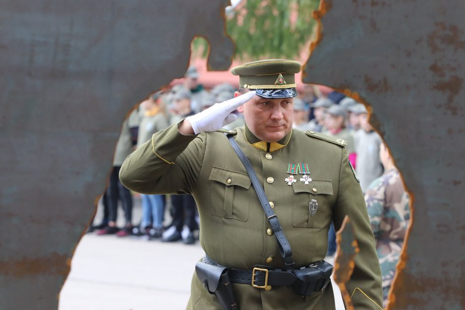 J. Lukšos siluetas – geležinėje uždangoje